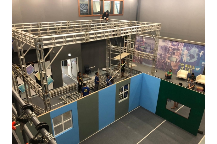 工作人員搭建燈光金屬架。