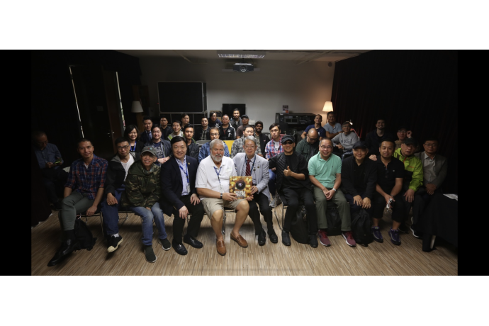 Cooke 鏡 Chairman Mr. Les Zellan 接受HKSC 之三十週年年刋